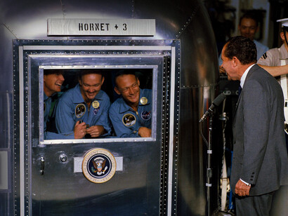 Il presidente Nixon accoglie gli astronauti dell'Apollo 11 a bordo della U.S.S. Hornet