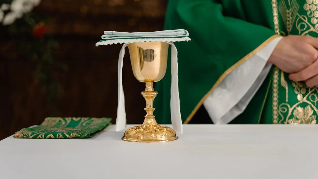 Un calice sull'altare di una chiesa, pronto ad essere innalzato dal parroco. Le riforme linguistiche che interessano i testi liturgici possono, a volte, causare confusione, effetti retorici, sviamenti ed errori, contrariamente a quanto sperato