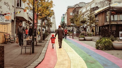 A rua Laugavegur em um dia claro, com lojas, cafés e a imponente Hallgrímskirkja despontando ao fundo. Foi por esta via cheia de cores e movimento que começou a descoberta da capital islandesa pelo autor deste artigo