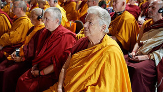 Giulia Niccolai a un raduno buddista