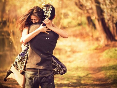 Pareja de enamorados abrazados