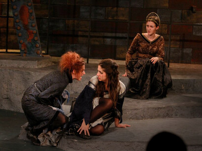 Ricardo III explora la ambición desmedida y la corrupción del poder a través de la figura de un villano tan fascinante como oscuro