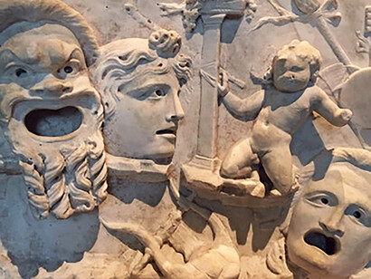 Relieve en mármol sobre el teatro romano