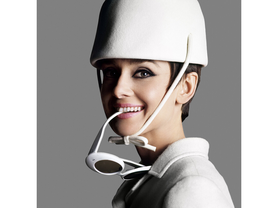 Audrey Hepburn dressed in Givenchy with sunglasses by Oliver Goldsmith by Douglas Kirkland, 1966 © Douglas Kirkland