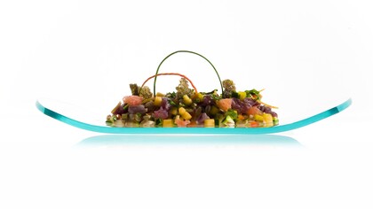 Insalata di orzo perlato con tonno marinato agli agrumi e aneto