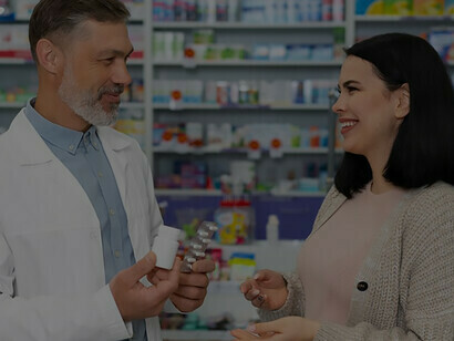 Um farmacêutico compassivo auxilia um paciente ao dispensar medicação prescrita