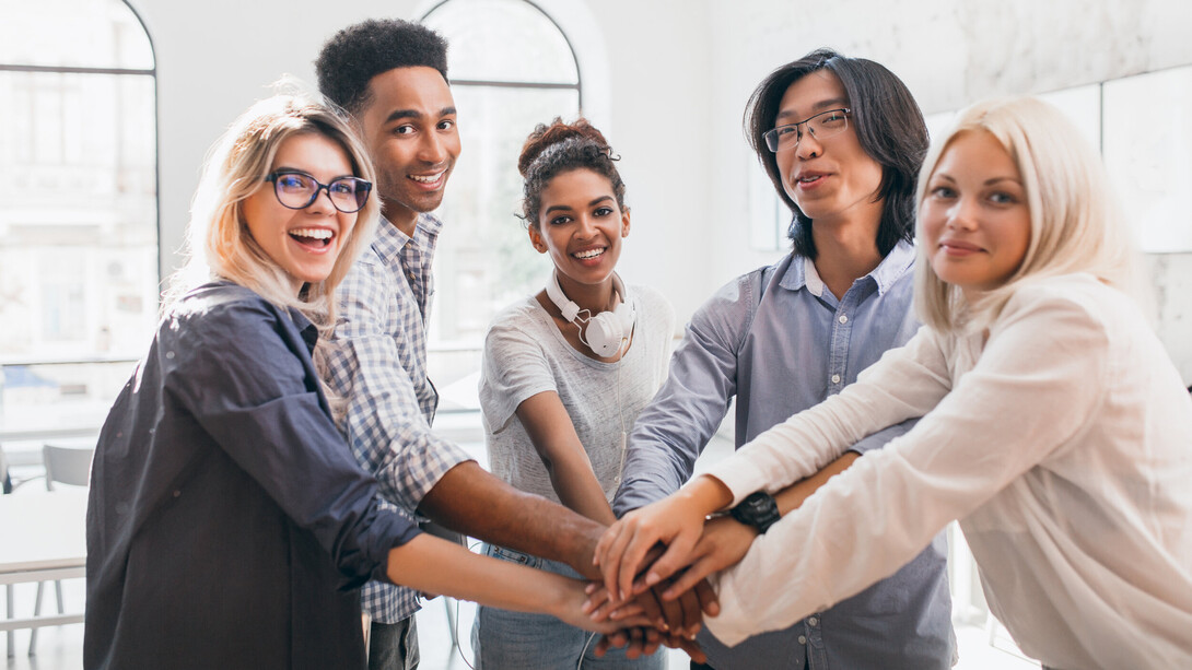 Equipo de trabajo feliz y comprometido. La cultura empresarial se centra ahora en las personas y en las propuestas de valor para el empleado
