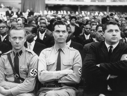 Tres supremacistas blancos en un mitín de Malcom X: en el centro de esta imagen, una de las más perturbadoras de la historia fotográfica de EE.UU, George Lincoln Rockwell, fundador del Partido Nazi Estadounidense
