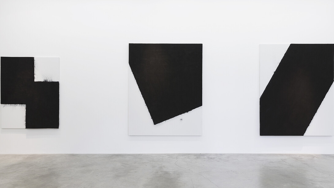 Lee Bae, View of the exhibition “Black Mapping” at Perrotin Paris (March 17 – May 26, 2018). Photo: Claire Dorn / Courtesy Perrotin