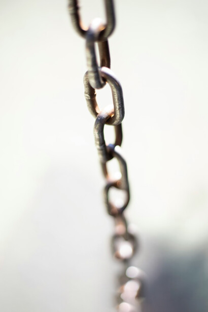 Las cadenas seguían intactas, relucientes, y la mujer empezaba a gimotear de dolor por las heridas producidas que se iban ampliando conforme el metal rozaba con su carne viva