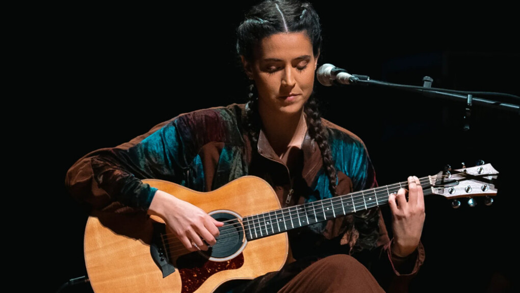 A cantora portuguesa Maro. Maro teve uma formação em música pelo Berklee College of Music (Chicago). Deu andamento em Los Angeles no curso Profissional de Musica ou Profissional Music (2017) Em 2018, iniciou sua carreira em Los Angeles. A qual é das escolas mais conceituadas do mundo. Passou a ser agenciada pelo Quincy Jones após o interesse sobre o seu talento por parte do músico Jacob Collier, o qual  convidou para o álbum Djesse Volume 2 e para Djesse World Tour (2019)