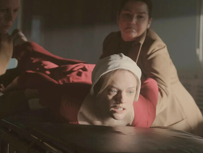 Al presentar una distopía basada en normas extremas de género, la serie invita a reflexionar sobre las libertades actuales y los riesgos de su pérdida