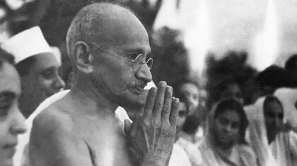 Mahatma Gandhi displaying his peaceful leadership style