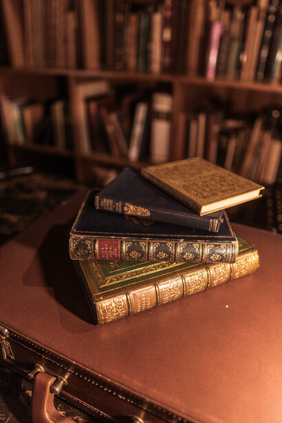 Viejos libros en la mesa de una biblioteca. La visión sofista es un antecedente del relativismo contemporáneo y la posverdad
