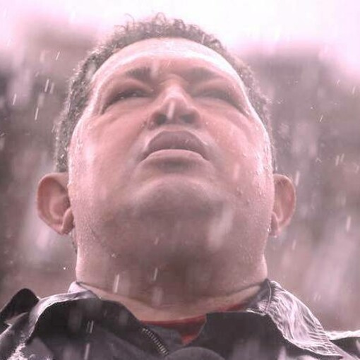 Chávez bajo la lluvia