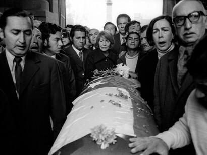 Familiares, amigos y ciudadanos acompañan los restos de Pablo Neruda en Chile, 1973