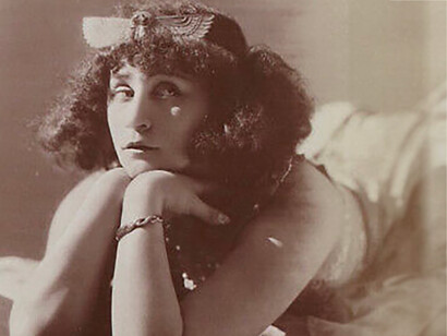 Colette, écrivaine française. Elle se sentait homme et femme à la fois, alliant le masculin et le féminin pour créer sa propre identité, bien au-delà des conventions