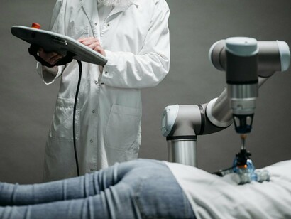 Robô realiza exame médico com supervisão humana. Um dos debates mais acesos sobre a IA centra-se no impacto no mercado de trabalho. A automação, alimentada por sistemas inteligentes, está a substituir muitas funções que antes eram desempenhadas por humanos

