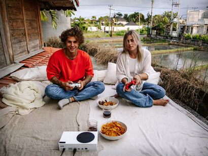 Amigos viram o dia jogando video-game no telhado de casa