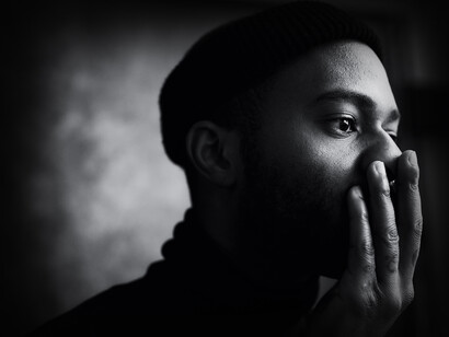 El 'overthinking' extiende el pensamiento negativo, creando una nube oscura que contamina tu paz mental