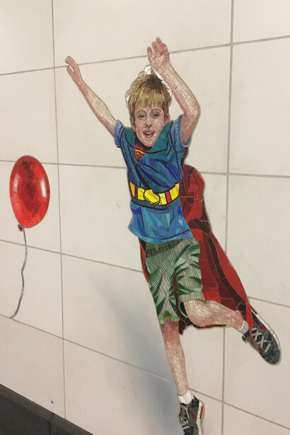 Artista Vik Muniz y su instalación "Extranjero perfecto", diciembre 2021. Algunos de los mosaicos de "Perfect Strangers" en la estación de metro de la Segunda Avenida de la Calle 72 en Manhattan, Nueva York, EE. UU.