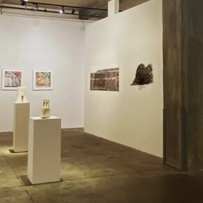 Various artists, Radiant rays and shifting sands, exhibition view. Courtesy of Skoto Gallery