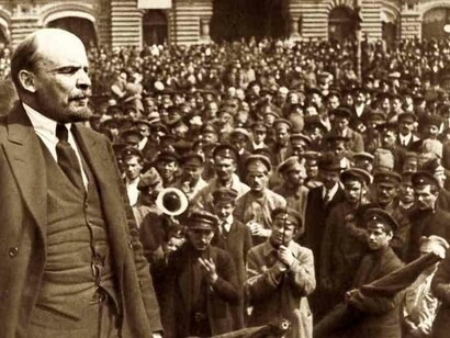 Lenin en un famoso discurso ante las masas