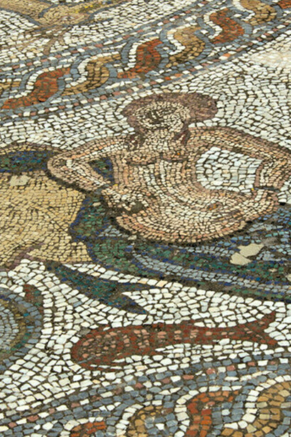 Cuanto más tiempo pase Europa librando una batalla que no puede ganar, más tiempo tendrá Donald Trump de urdir un plan que doblegue a China, la última Thule que habrá de conquistar para que todo el edificio que ha construido no se derrumbe como un castillo de naipes. "Rapto de Europa", antigüedad tardía, suelo de mosaico de un edificio en la zona de Aplomata (periferia de Naxos), Museo Arqueológico de Naxos, Grecia