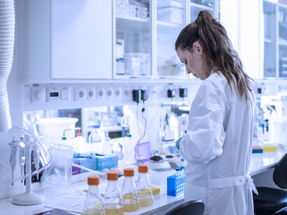 Además de utilizar el conocimiento básico que los Estados han financiado, esos mismos Estados les ofrecen a las farmacéuticas una canonjía al garantizarles el monopolio de la producción, distribución y comercialización de los productos