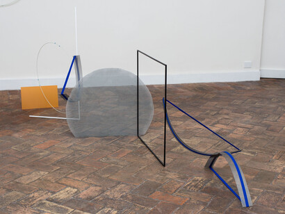 Alice Cattaneo, Untitled, 2015 Ferro, vernice, vetroresina, fascette per cablaggio, pastica, velcro, 140 x 300 x 150 cm, Courtesy Galleria Marie-Laure Fleisch e l’artista
