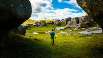 Hombre caminando por la naturaleza