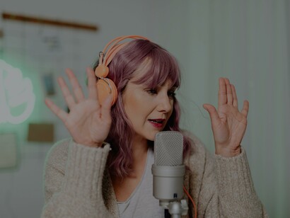 Mulher conversa com seu público no podcast