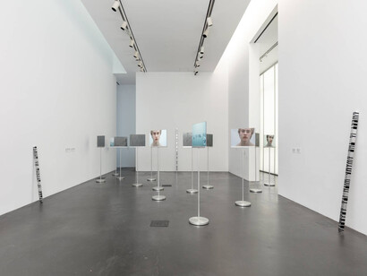 Roni Horn, Agua, agua en la pared, eres la más bella de todas, vista de exhibición. Cortesía del MCA Denver