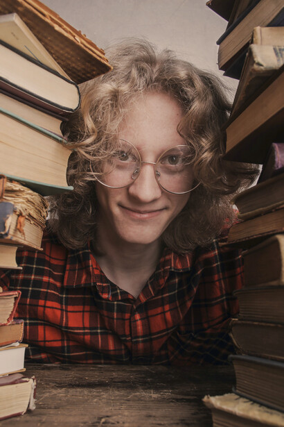 Estudante do ensino médio visita biblioteca da escola para emprestar livros de filosofia