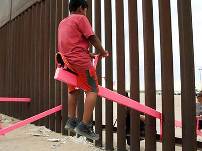 Migranti attraversano il confine disposti a rischiare tutto per ottenere una vita migliore per sé e per le loro famiglie