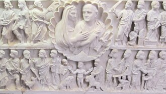 Museo Pio Cristiano. Sarcofago a doppio registro con clipeo e scene bibliche, 300-330 d.C. Rinvenuto nel 1592 nella vigna Guidaschi presso San Sebastiano. Inv. 31551. Roma, Italia. 
Nei primi secoli, i cristiani nell'antica Roma furono spesso perseguitati, considerati una minaccia per l'ordine pubblico e accusati di tradire la religione tradizionale romana