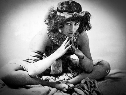 Colette, écrivaine française. Colette écrivait à la première personne, décrivait la maison et les paysages oniriques de son enfance, racontait les aventures de Claudine à l'école, sa relation avec Sido, et sa vie de femme mariée à un homme libertin