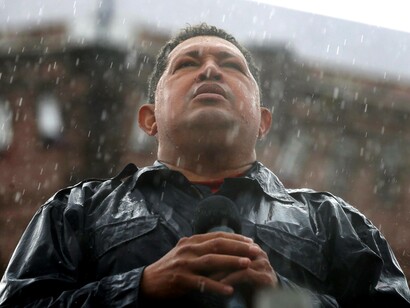 Húgo Chávez bajo la lluvia