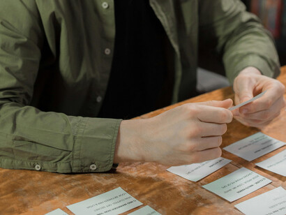 Emmanuel Santiago debate a capacidade da poesia de resistir a contextos adversos, mencionando a dificuldade de sua influência efetiva sobre a realidade