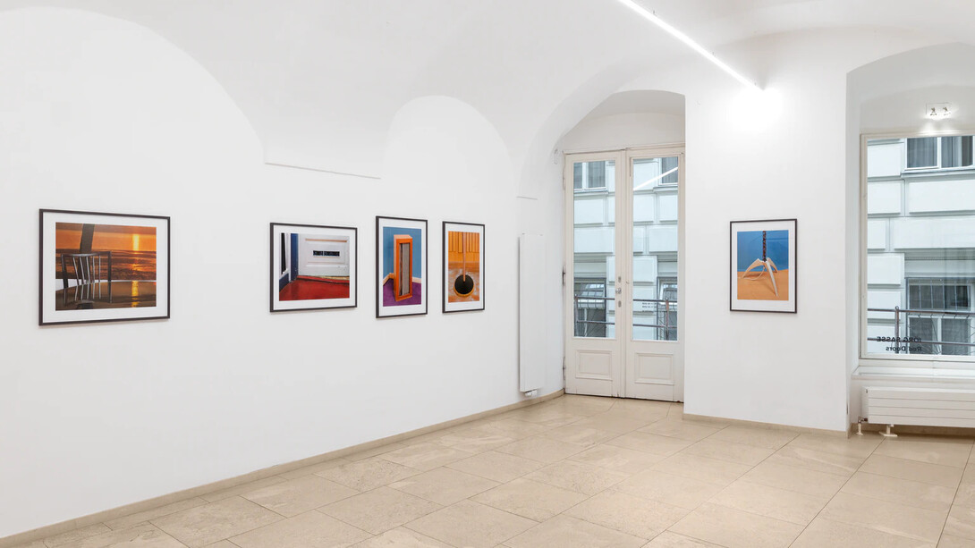 Jörg Sasse, Red doors, ausstellungsansicht. Mit freundlicher genehmigung der Galerie nächst St. Stephan