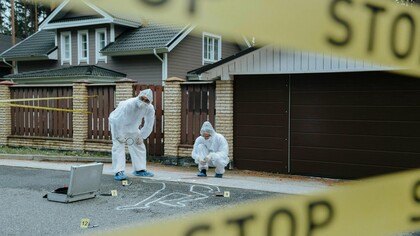 Due medici legali sulla scena del crimine