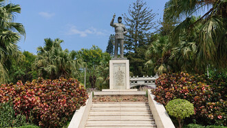 Estatua de Samora Machel en frente de los jardines de Tunduru, Maputo