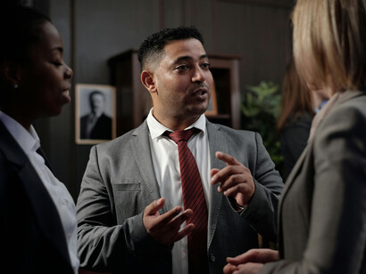 Político hablando en una reunión