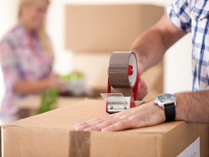 Embalando todo en cajas para la mudanza