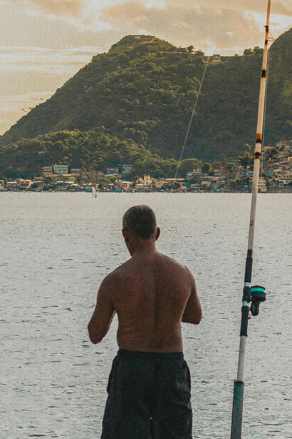Pescador vê a importância de direcionar sua energia para o presente, moldando um futuro alinhado com seus valores mais profundos