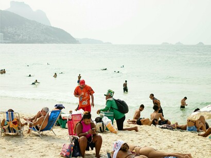 Praia do Rio de Janeiro. O zepelim surgiu no horizonte como uma aparição. Seu corpo imenso, prateado, refletia o sol, e ele parecia deslizar pelo ar com uma leveza impossível para algo tão grande. Nunca havia visto nada parecido. Era como um navio dos céus, majestoso e silencioso, flutuando acima de tudo e de todos




