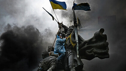 Estatua de Berehynia, monumento a la Independencia en la Plaza de la Independencia en Kiev, capital de Ucrania