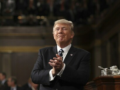 Trump aplaude y sonríe, imaginando acaso su próximo tuit