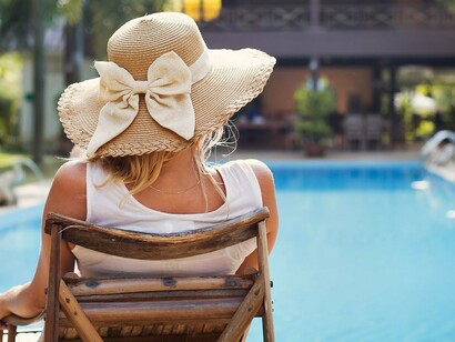 Descanso junto a la piscina