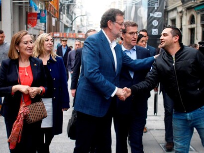 Mariano Rajoy saluda a un simpatizante del PP durante un acto electoral